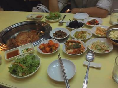 บรรดาเครื่องเคียงทั้งหลายไว้กินคั่นเวลารอหมูย่าง เติมกันไม่อั้น ที่ ร้านอาหาร Han Kook Kwan