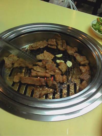 บริกรตัดให้เสร็จสรรพ พร้อมนำเข้าปากแล้ว ที่ ร้านอาหาร Han Kook Kwan