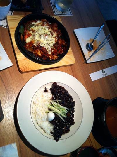 ข้าวหน้าหมูซอสดำ กับ หมูผัดเผ็ดหน้าชีส (อร่อยมากมาย) ที่ ร้านอาหาร Tudari Seen Space
