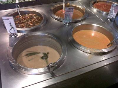 น้ำยามีให้เลือกเพียบ ที่ ร้านอาหาร ขนมจีนบุฟเฟ่ต์