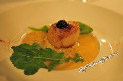 Roasted Japan Scallop with with wine butter sauce ที่ ร้านอาหาร Philippe