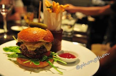 Wagyu beef Yangee Burger ที่ ร้านอาหาร Hyde & Seek Gastro Bar