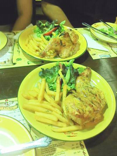 จานบนเป็นไก่ย่างฮันนี่มัสตาร์ด จานล่าง ไก่ย่างบอมเบย์ ที่ ร้านอาหาร Piri Piri The Emporium
