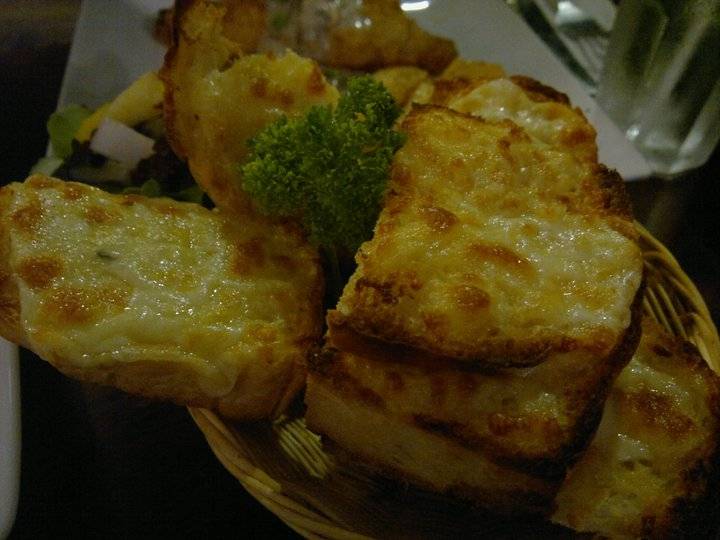 ขนมปังกระเทียมอบชีส ที่ ร้านอาหาร HD Steak & Bar