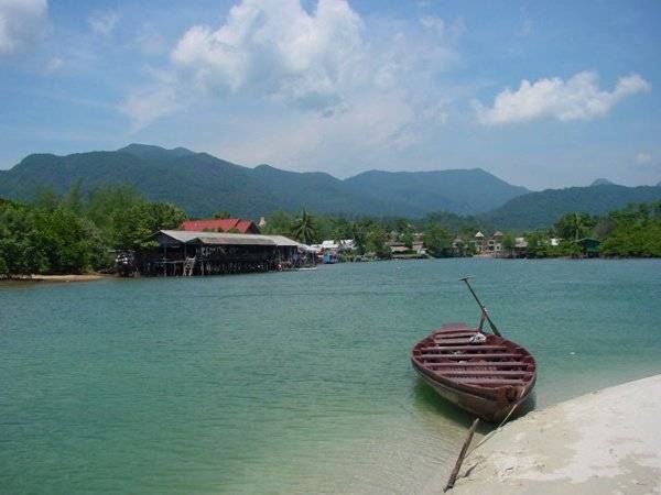 วิวร้านมองจากทะเลครับ ที่ ร้านอาหาร ไอยราซีฟู้ด (เกาะช้าง)