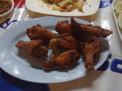 ปีก(ลูก)ไก่ทอด - เล็กมาก ที่ ร้านอาหาร ส้มตำปูม้าป้าประไพ