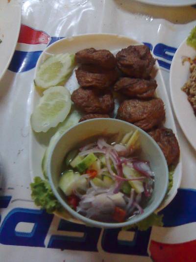 ทอดมันปลา ที่ ร้านอาหาร ส้มตำปูม้าป้าประไพ
