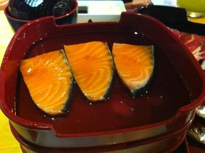 แซลมอนสดๆ เนื้อแน่นๆ ที่ ร้านอาหาร Miyabi Seacon Square
