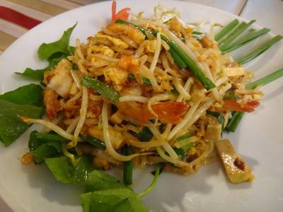 ผัดไท ที่ ร้านอาหาร เจ เอส เอ็ม พิซเซอเรีย
