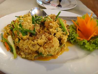 ปูนิ่มผัดผงกระหรี่ ที่ ร้านอาหาร เจ เอส เอ็ม พิซเซอเรีย