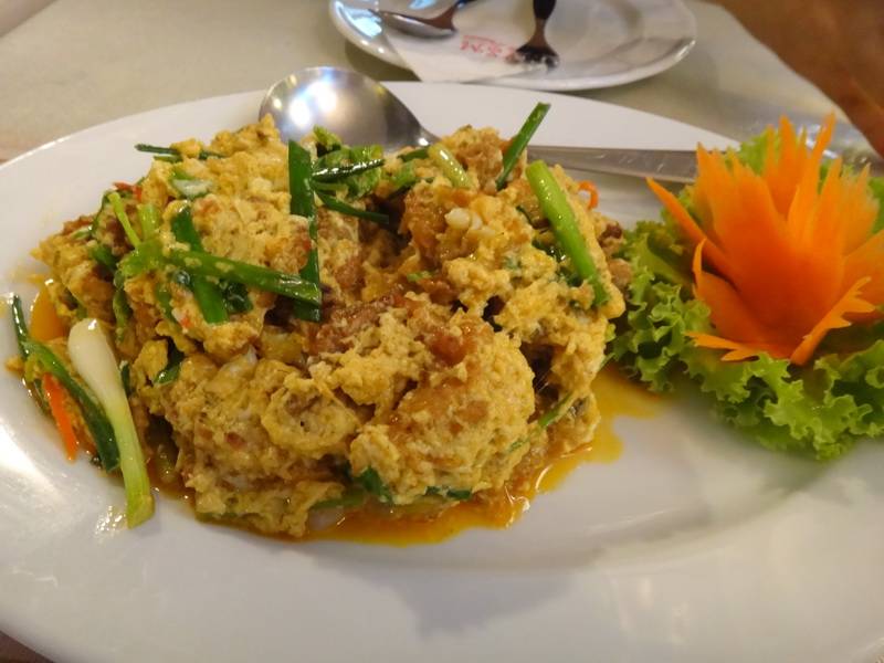 ปูนิ่มผัดผงกระหรี่ ที่ ร้านอาหาร เจ เอส เอ็ม พิซเซอเรีย