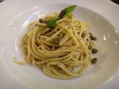 พาสต้า น้ำมันมะกอก ที่ ร้านอาหาร เจ เอส เอ็ม พิซเซอเรีย