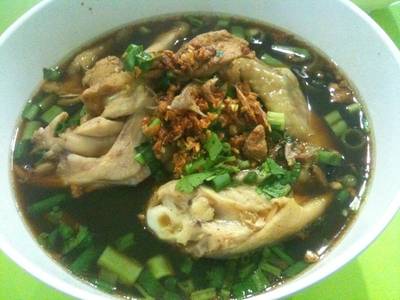 ก๋วยเตี๋ยวไก่เส้นเล็ก ที่ ร้านอาหาร Kho ข้าวมันไก่โก๊ะตี๋ RCA