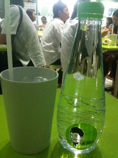น้ำเปล่ายี่ห้อโก๊ะ (10 บาทเท่ากับน้ำอัดลม) ที่ ร้านอาหาร Kho ข้าวมันไก่โก๊ะตี๋ RCA