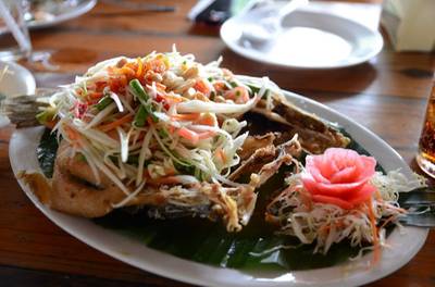 ส้มตำปลากระพง ที่ ร้านอาหาร บ้านสวนไข่แก้ว