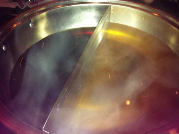 2 kinds of soup: sukiyaki vs shabushabu ที่ ร้านอาหาร Shabu Sen