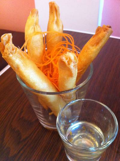 ขลุ่ยกุ้ง มีเนื้อกุ้งสับ ข้าวโพด มันฝรั่ง พันด้วยแป้งปอเปั๊ยะ ที่ ร้านอาหาร Patcharee Vietnamese Kitchen