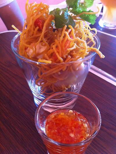 แองเจิ้ลครับ เป็นเส้นขนมจีนพันกุ้งทอดกรอบ กินกับน้ำจิ้มไก่ ที่ ร้านอาหาร Patcharee Vietnamese Kitchen