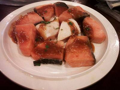 แซลมอลชิ้นโตๆ ที่ ร้านอาหาร Daichan Giants ยากินิกึ ไดจัง