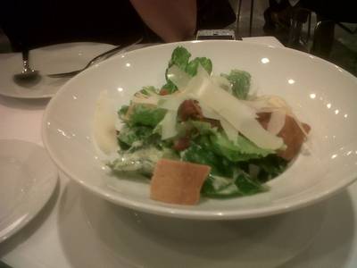 ซีซาร์สลัด ที่ ร้านอาหาร Greyhound Café ดิเอ็มโพเรี่ยม