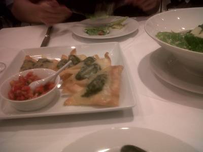 เกี๋ยวอิตาเลี่ยนทอดกรอบ ที่ ร้านอาหาร Greyhound Café ดิเอ็มโพเรี่ยม