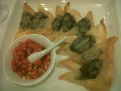 เกี๋ยวอิตาเลี่ยนทอดกรอบ ทานคู่กับมะเขือเทศ  ที่ ร้านอาหาร Greyhound Café ดิเอ็มโพเรี่ยม