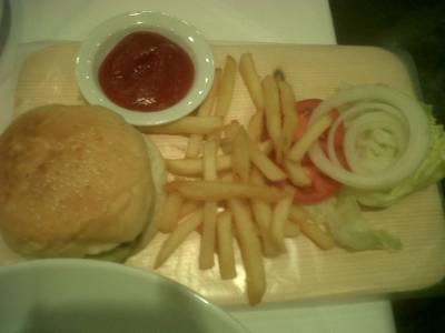 แฮมเบอร์เกอร์เอลวิส ที่ ร้านอาหาร Greyhound Café ดิเอ็มโพเรี่ยม
