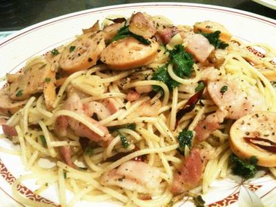 Spaghetti Basilico เผ็ดด้วยพริกแห้ง แซ่บมาก ที่ ร้านอาหาร Fuji Coffee Shop