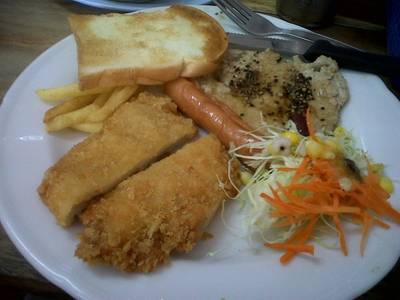 มีไก่กับไส้กรอก จำชื่อไม่ได้ แต่คุ้มมากกก ที่ ร้านอาหาร T&N Steak House
