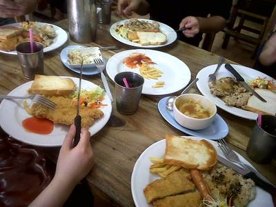 ตรงกลางนั้น พี่เค้าจัดให้กินเล่นฟรีๆ ที่ ร้านอาหาร T&N Steak House