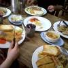 ตรงกลางนั้น พี่เค้าจัดให้กินเล่นฟรีๆ ที่ ร้านอาหาร T&N Steak House