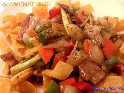 เกี้ยวกรอบเนื้อสันในพริกไทยดำ ที่ ร้านอาหาร ทับทิม