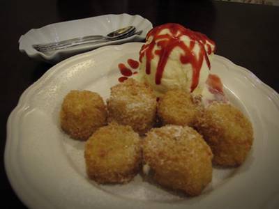 กล้วยหอมทอดเสริพคู่ไอศรีมวนิลา ที่ ร้านอาหาร Vintage 2009
