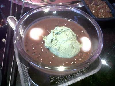 ไอศรีมชาเขียวถั่วแดงและโมจิ ที่ ร้านอาหาร Nobu Shabu & Grill CDC