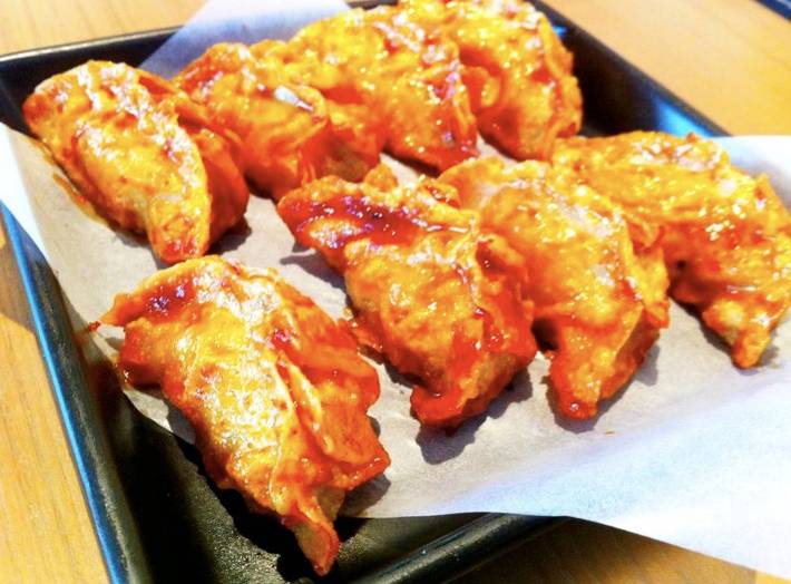 Bon Chon เกี๊ยวซ่าไส้หมูที่นำมาทอดจนกรอบแล้วค่อยทาเคลือบด้วยซอส ที่ ร้านอาหาร BonChon Chicken ทองหล่อ 13