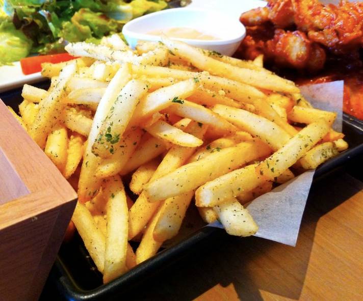 Bon Chon Fries เป็นเฟรนช์ฟรายส์กรอบอร่อยคลุกเคล้าด้วยเครื่องเทศหอมๆเสริ์ฟคู่กับซ ที่ ร้านอาหาร BonChon Chicken ทองหล่อ 13