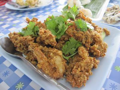 กุ้งทอดกระเทียมพริกไทย ที่ ร้านอาหาร หัวหินผัดฉ่า