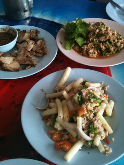 ยำหลดบัว กับ ย่างจิ้ม อร่อยโฮกกกก
 ที่ ร้านอาหาร ส้มตำเจ๊จู