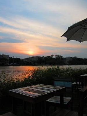 บรรยากาศของร้านติดริมน้ำครับ ที่ ร้านอาหาร ร้านแก้มลิง