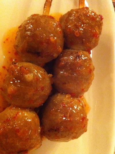 ลูกชิ้นเอ็นเนื้อปิ้ง ไม้ละ 10 บ. ที่ ร้านอาหาร จุฑารส