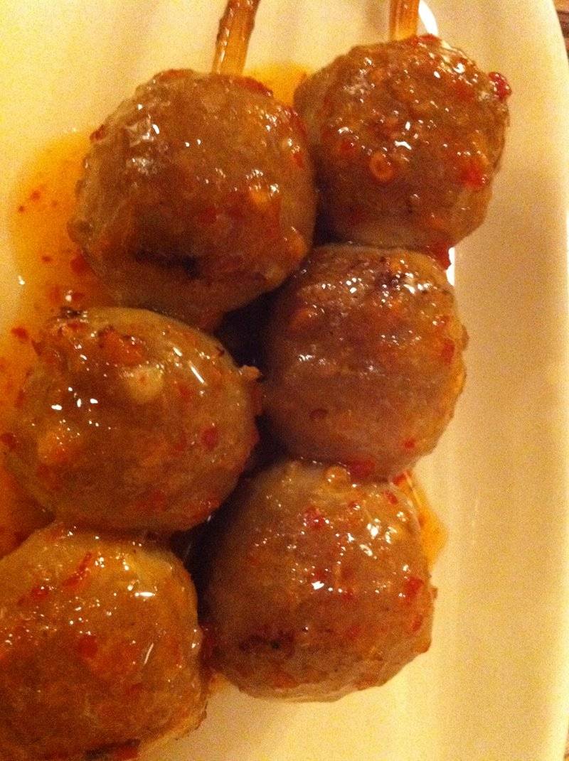 ลูกชิ้นเอ็นเนื้อปิ้ง ไม้ละ 10 บ. ที่ ร้านอาหาร จุฑารส