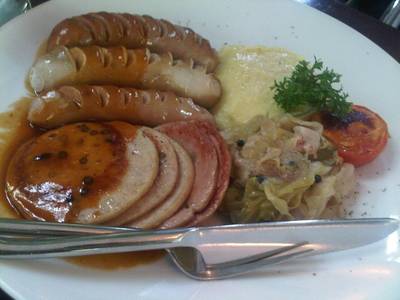 ไส้กรอกเวียนนาโฮมเมดจองทางร้าน กรอบนอกนุ่มใน ห้าดาวเต็ม ที่ ร้านอาหาร ขวัญจิตร
