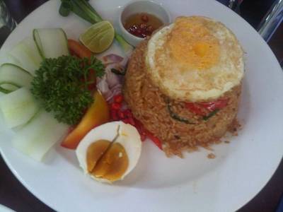 ข้าวผัดน้ำพริกลงเรือค่ะ ที่ ร้านอาหาร ขวัญจิตร