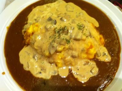 ข้าวห่อไข่ ราดแกงกะหรี่ และซอสครีมเห็ด ที่ ร้านอาหาร Coco Ichibanya Central World