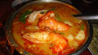 ต้มยำกุ้งแม่น้ำมะพร้าวอ่อน  ที่ ร้านอาหาร ผาลาดตะวันรอน