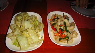 ซ้าย ผัดกะหล่ำทอดน้ำปลา กับ ผัดเห็ดออรินจิน้ำมันหอย ที่ ร้านอาหาร ผาลาดตะวันรอน