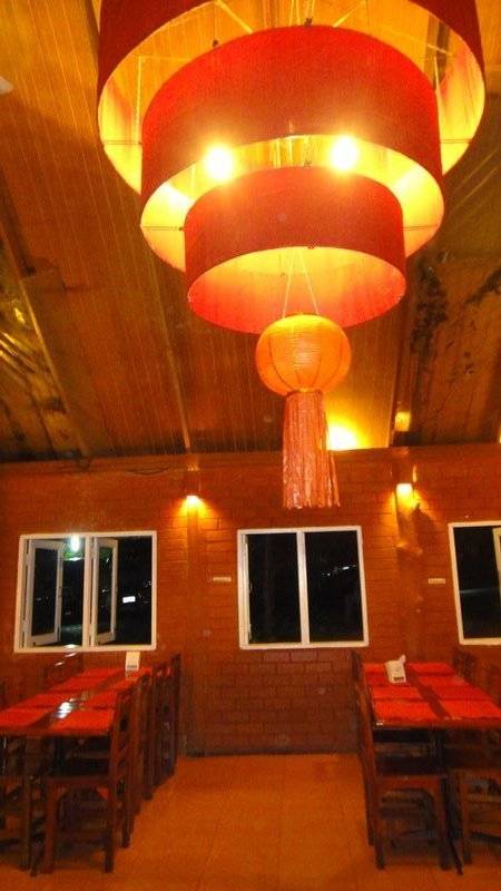 บรรยากาศสวยๆภายในร้าน ที่ ร้านอาหาร ผาลาดตะวันรอน