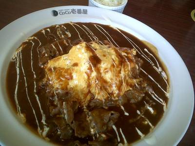 ข้าวห่อไข่ ซอสเดมิกรา  ที่ ร้านอาหาร Coco Ichibanya Central World