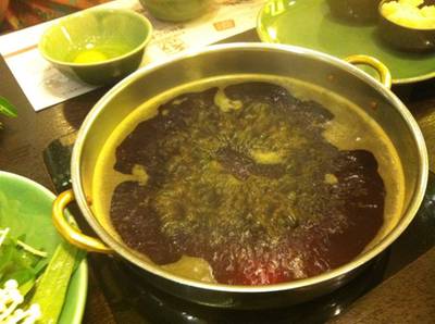 ซุปสุกี้ญี่ปุ่น และไข่ดิบจิ้มเนื้อ&หมู ที่ ร้านอาหาร Mo Mo Paradise CDC