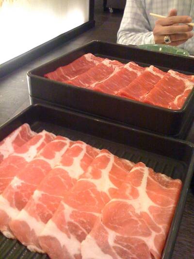 หมูและเนื้อสไลด์บาง ที่ ร้านอาหาร Mo Mo Paradise CDC